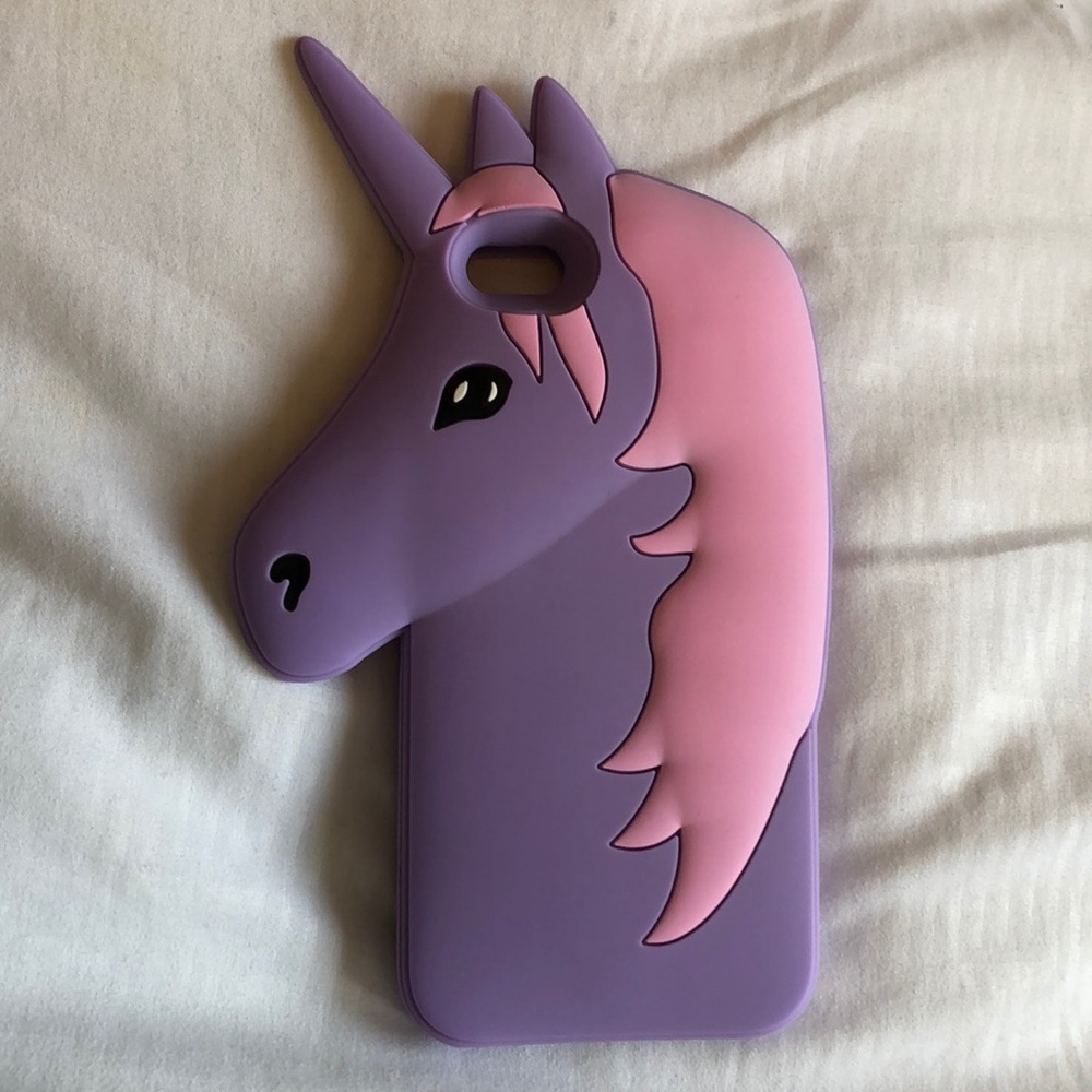 Only fits for the iPhone 6s. It’s from forever 21.
